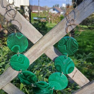 Collier en palets de malachite et métal doré