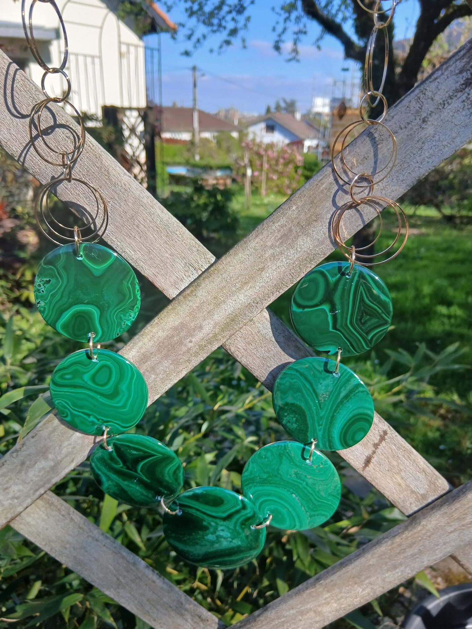 Collier en palets de malachite et métal doré